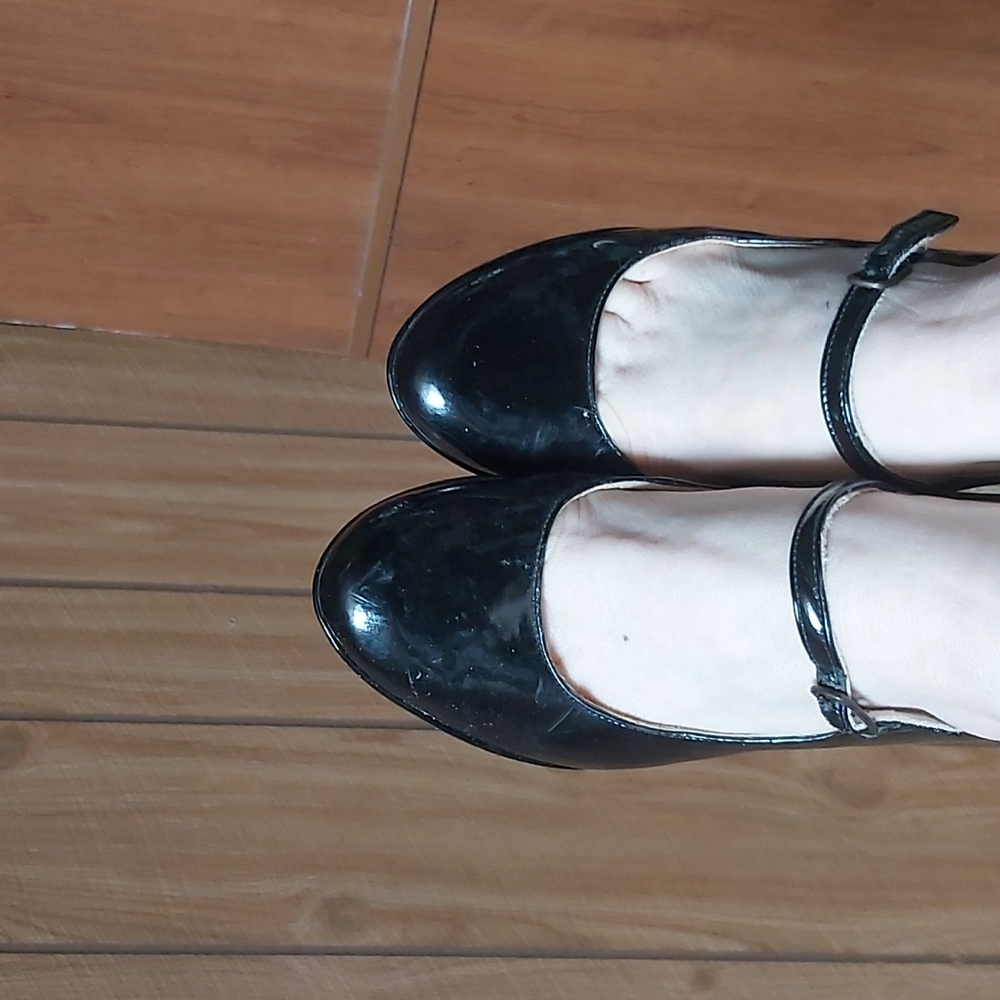 Shoes - Picture 2 of 6